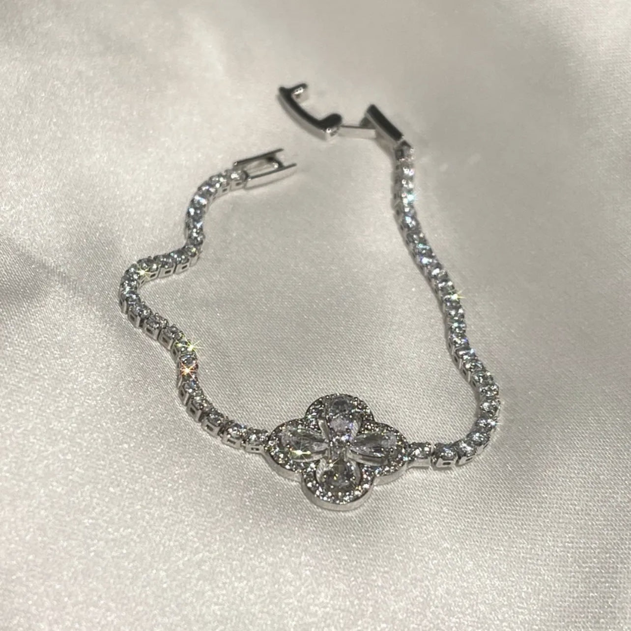 Crystal Four-leaf Clover Bracelet Adjustable - Mozayn Jewelry